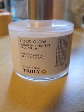 TRULY Coco Glow Brighten + Protect Face Serum - White & Gold